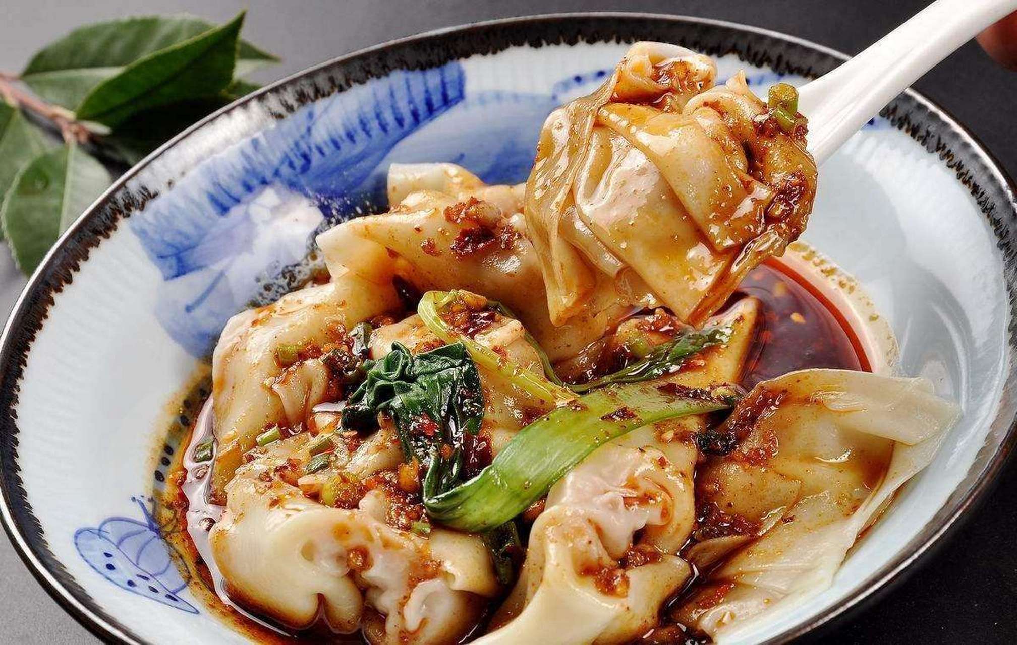 龙抄手是四川省成都市的一道传统小吃,属于川菜,抄手是馄饨在四川,有