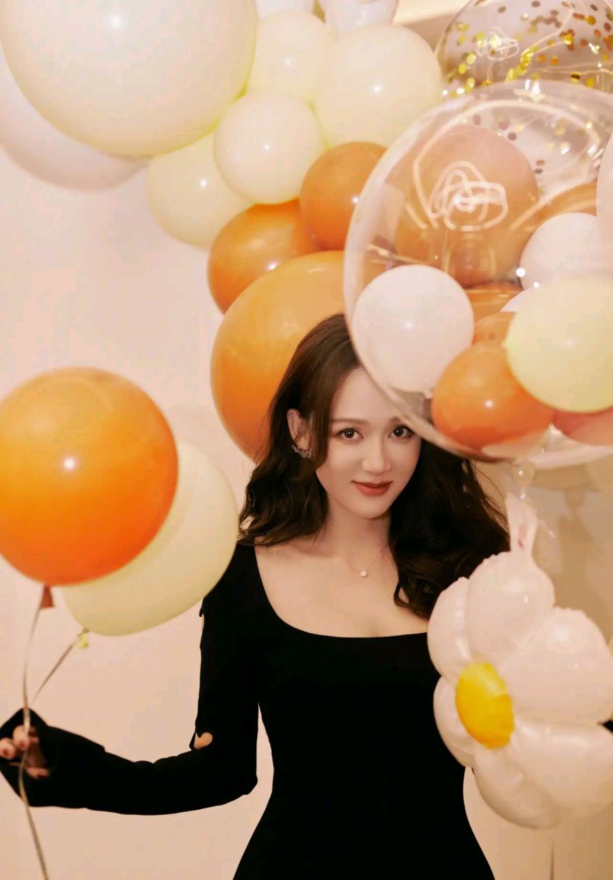 照片中的陈乔恩身穿黑色镂空裙,笑容甜美.