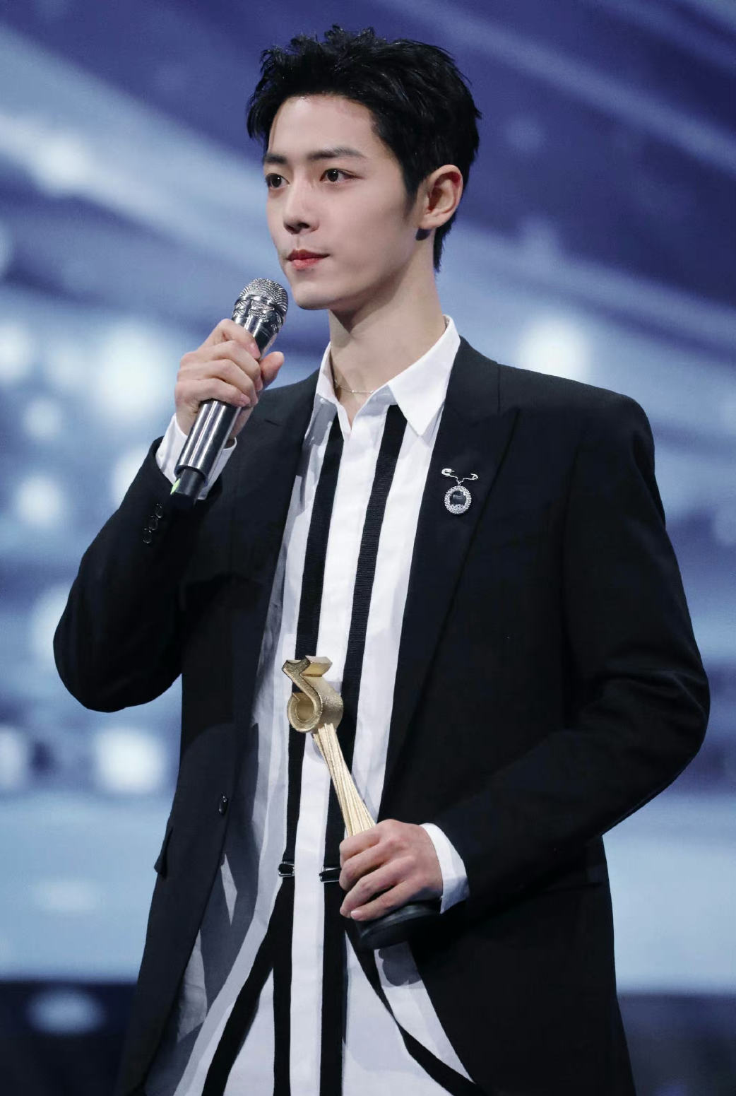 肖战红毯造型哪一套直接封神?第四张瞪大可爱圆圆眼简直了