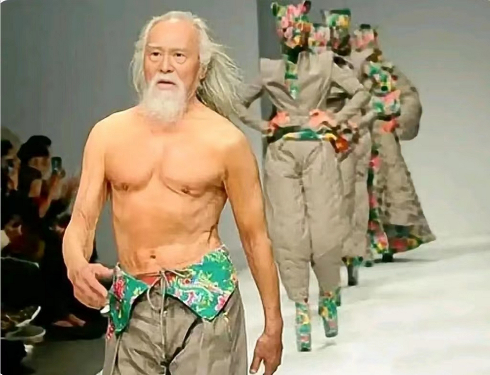 1960年,王德顺开始做话剧演员,1985年,开始研究形体哑剧,1987年将