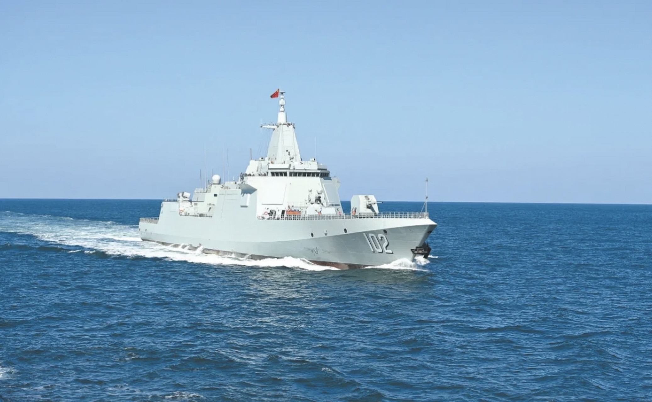 我们从102拉萨舰正在航行的图片可以看到,舰首右侧明显有一道撞痕