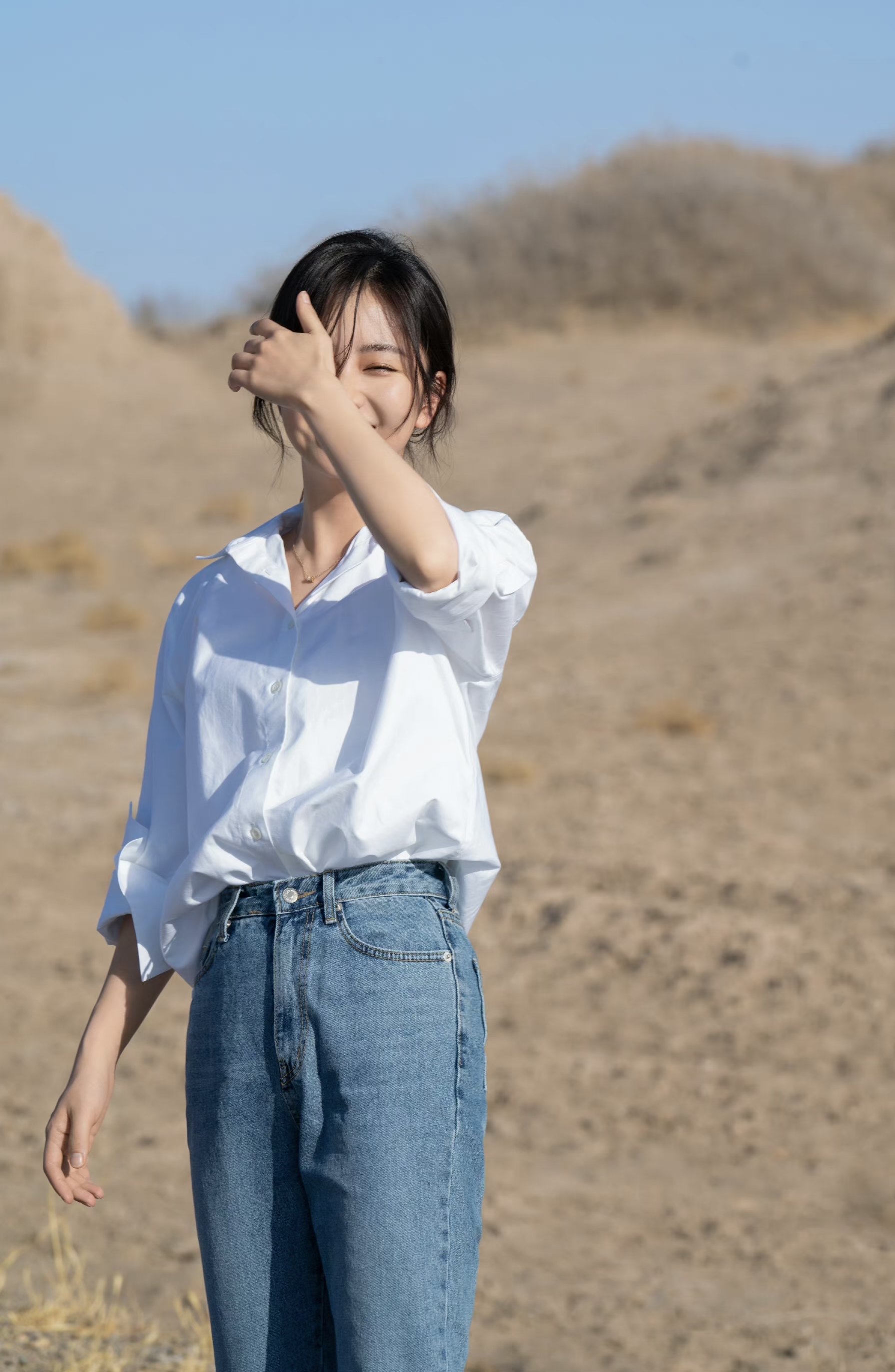 谭松韵一身白衬衫,简单自在,笑起来很好看