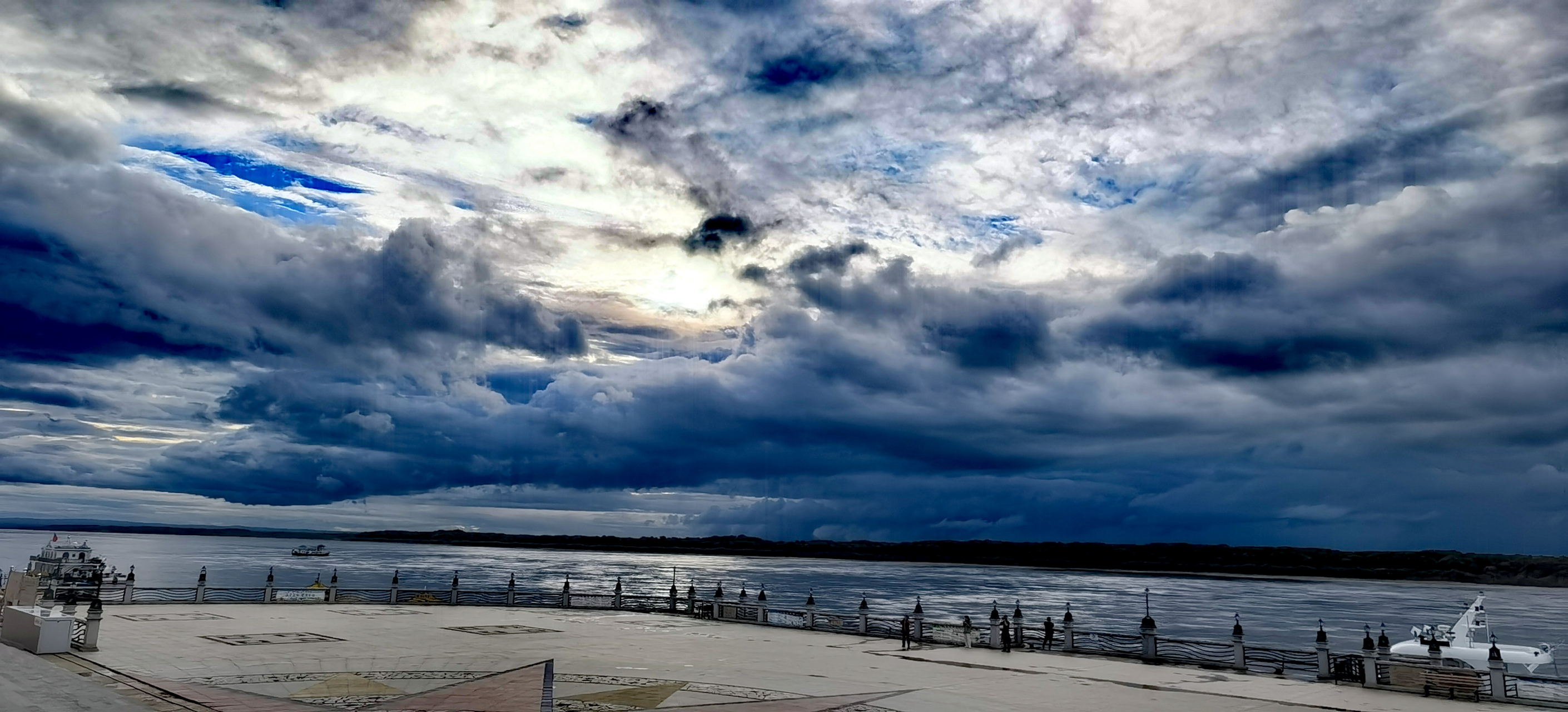 嘉荫江边公园风光(到处都是恐龙元素)