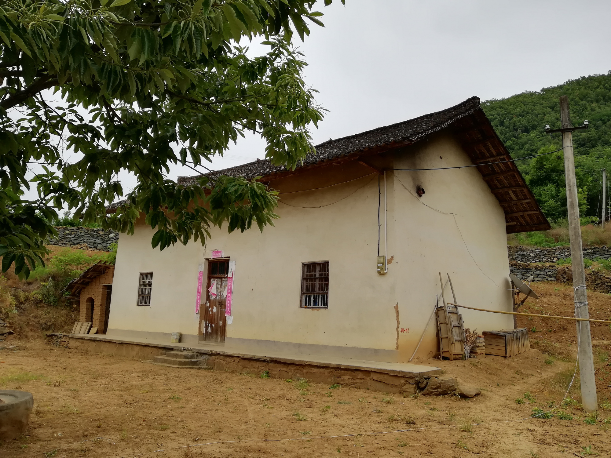 快被遗弃的乡下夯土老房子