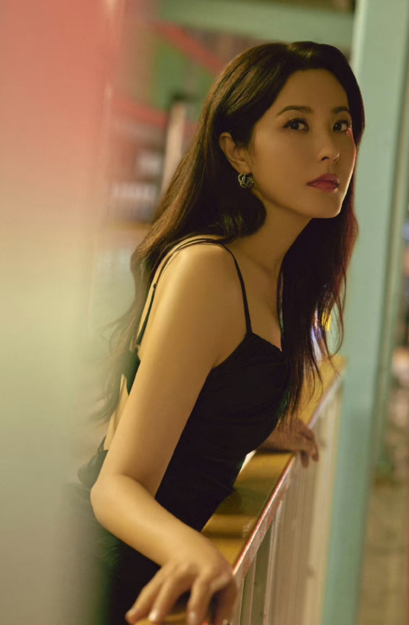 曾黎分享夜景大片,满屏港风味道,高级感扑面而来.