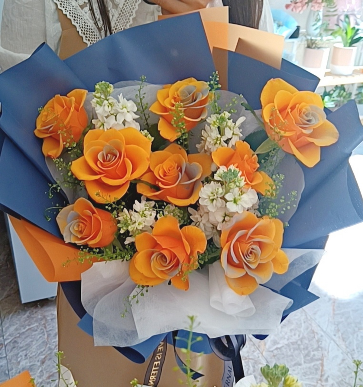 辉煌玫瑰花束 花语是:67勇敢拼搏,为爱道歉,等待,深厚友谊,祝福.