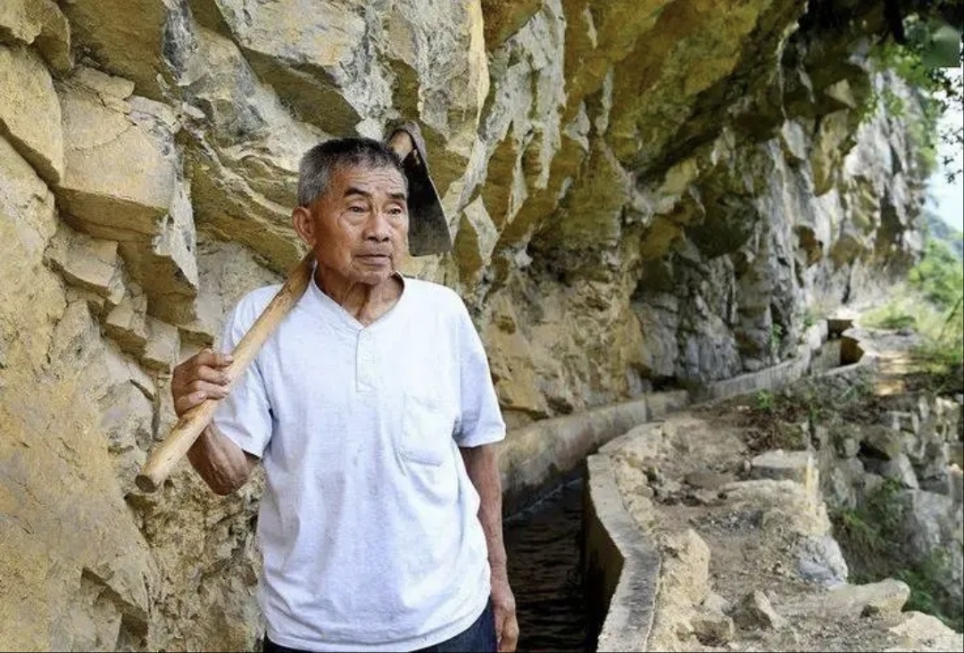 黄大发:36年悬崖绝壁凿出万米长渠,村民吃上干净水,他痛失至亲