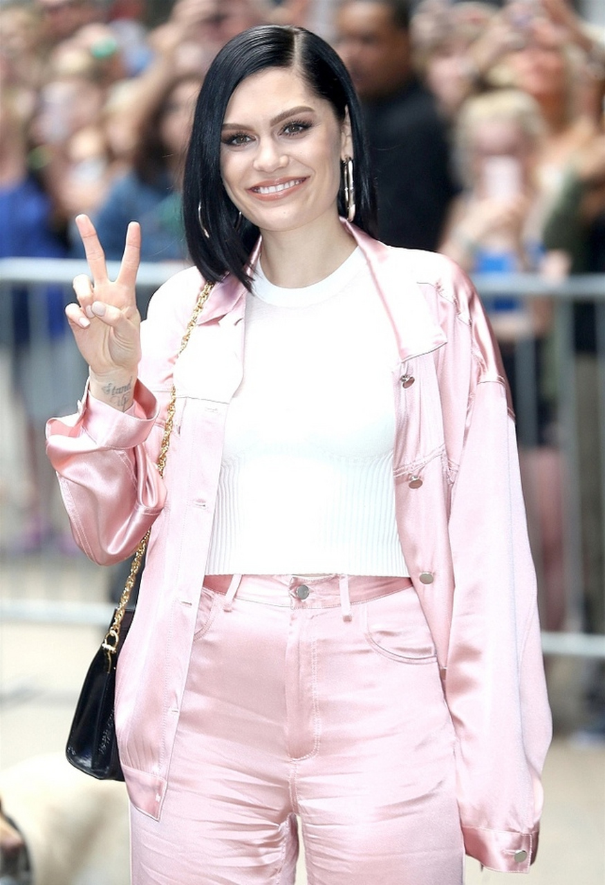 英国流行女歌手"结石姐"jessie j(婕西·j)(c).