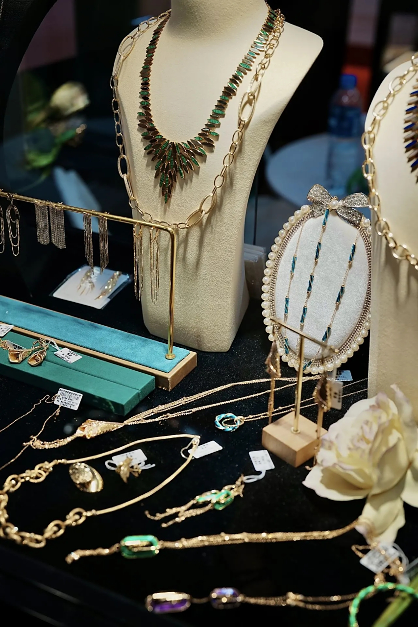 11月24日,国内两地举办了珠宝展,分别是海南珠宝展和成都珠宝展,展会