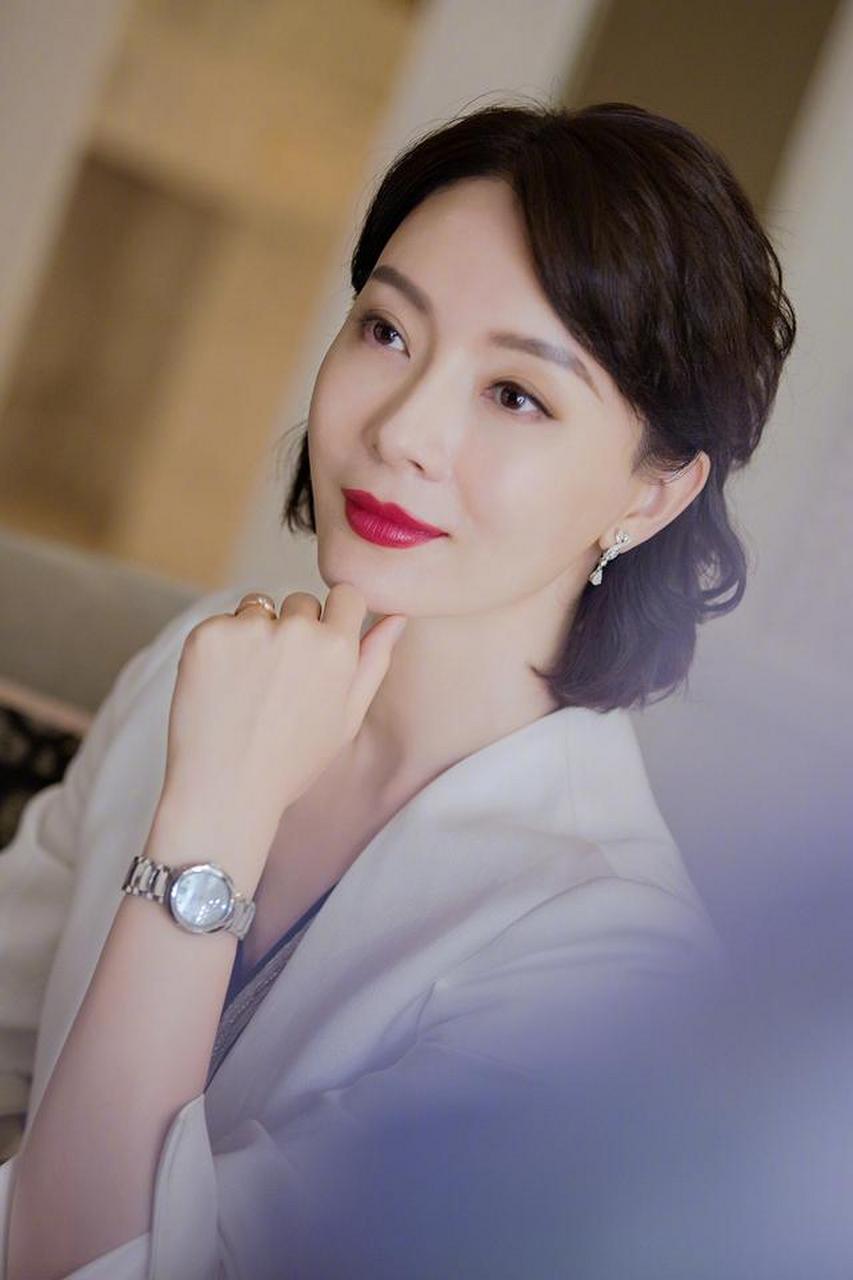 女人的魅力不仅在于外表,更在于内心的自信和独立.