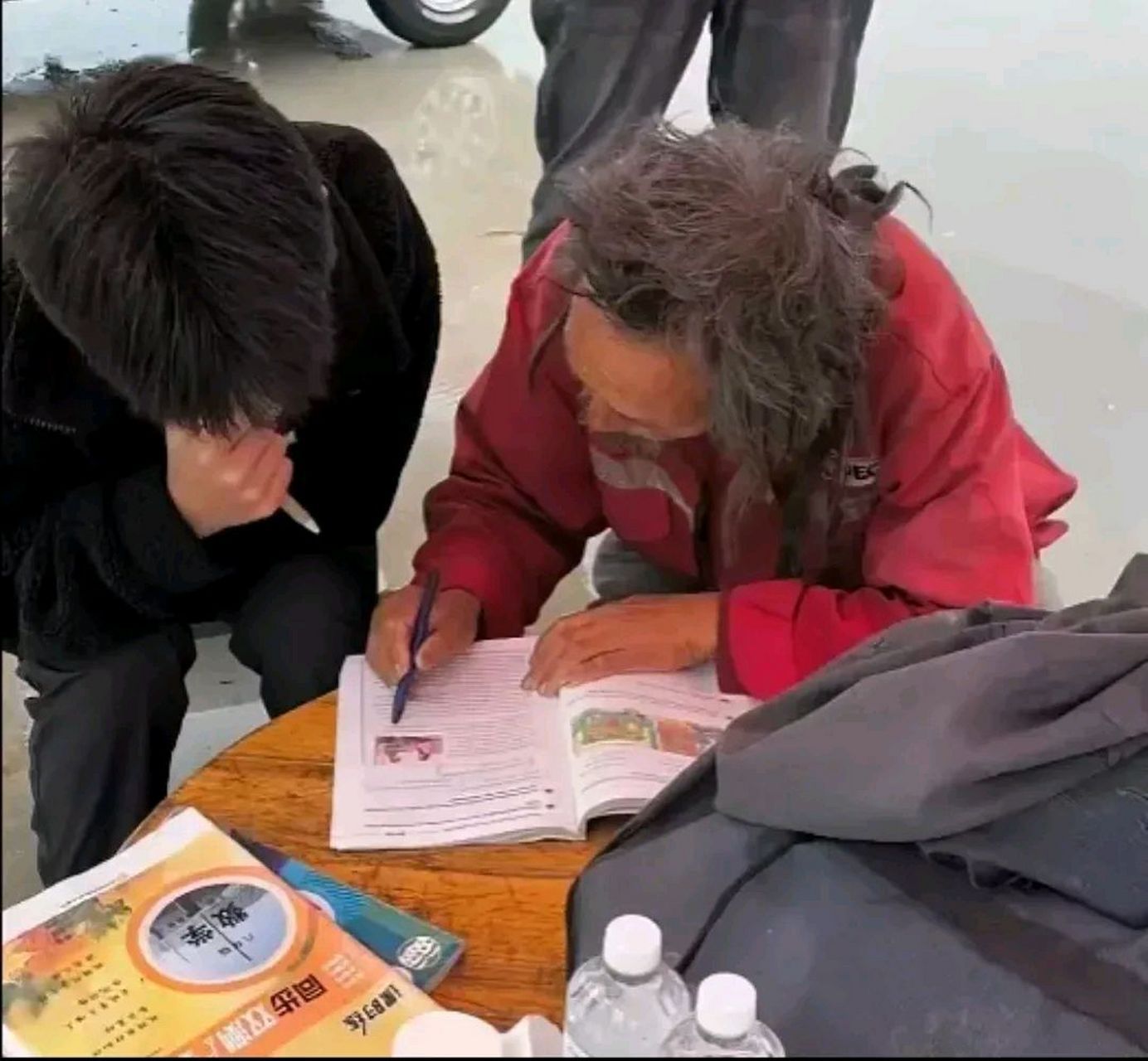 近日,一个流浪大叔火了,他叫刘彦宏,自称是上世纪九十年代的研究生,还