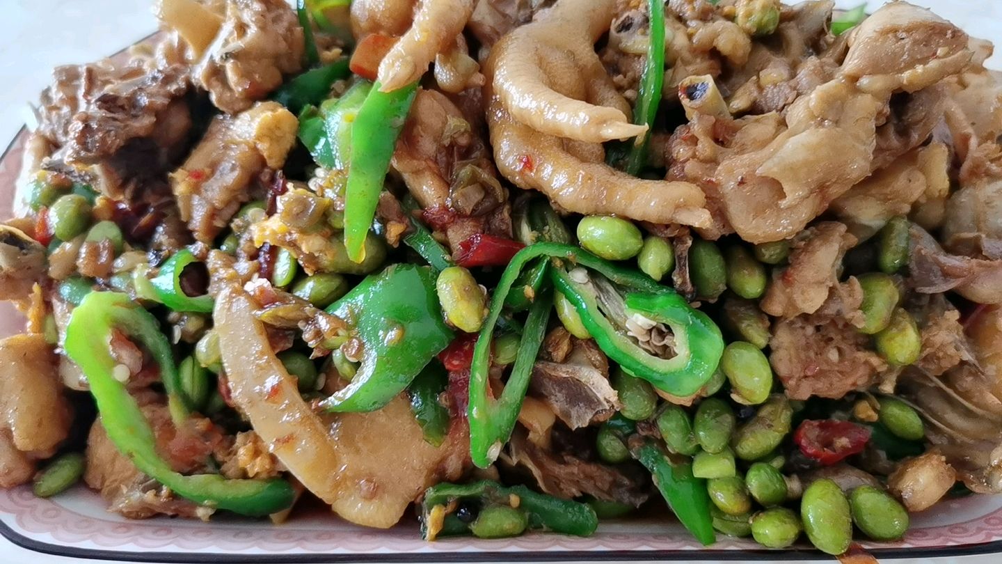 三黄鸡炒青豆,出锅那一刻看到都流口水,来看看吧