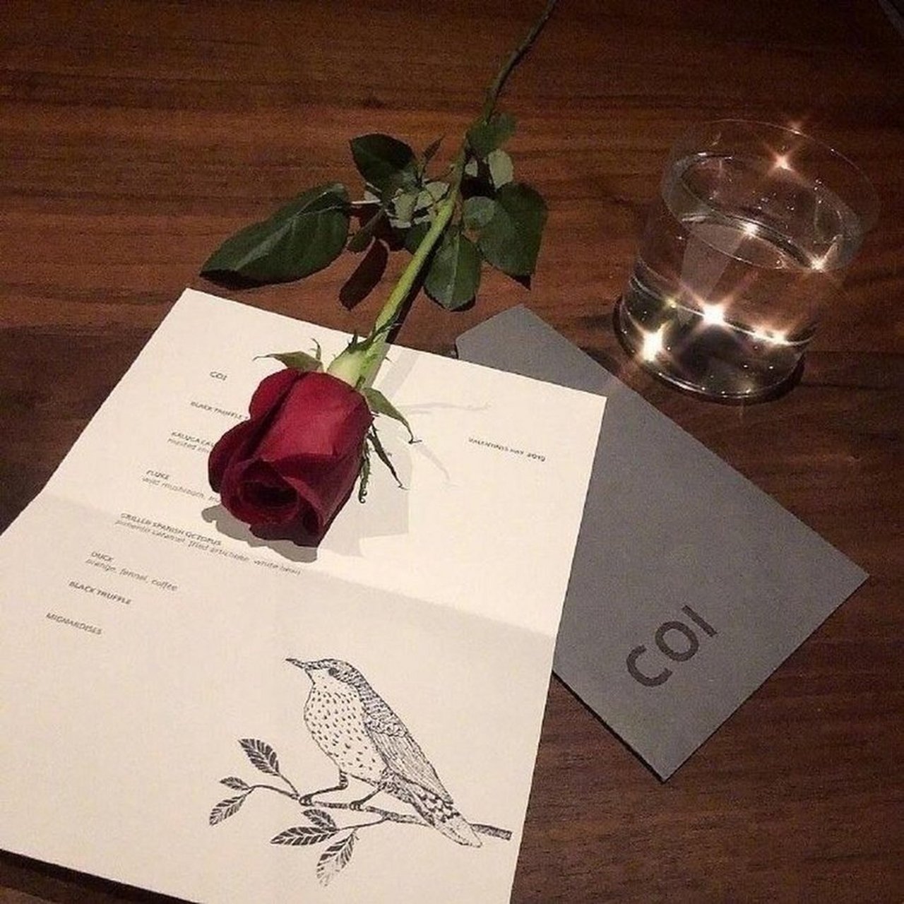 诗人吴桂君在《喜欢一个人》中说:"喜欢一个人,始于颜值,陷于才华