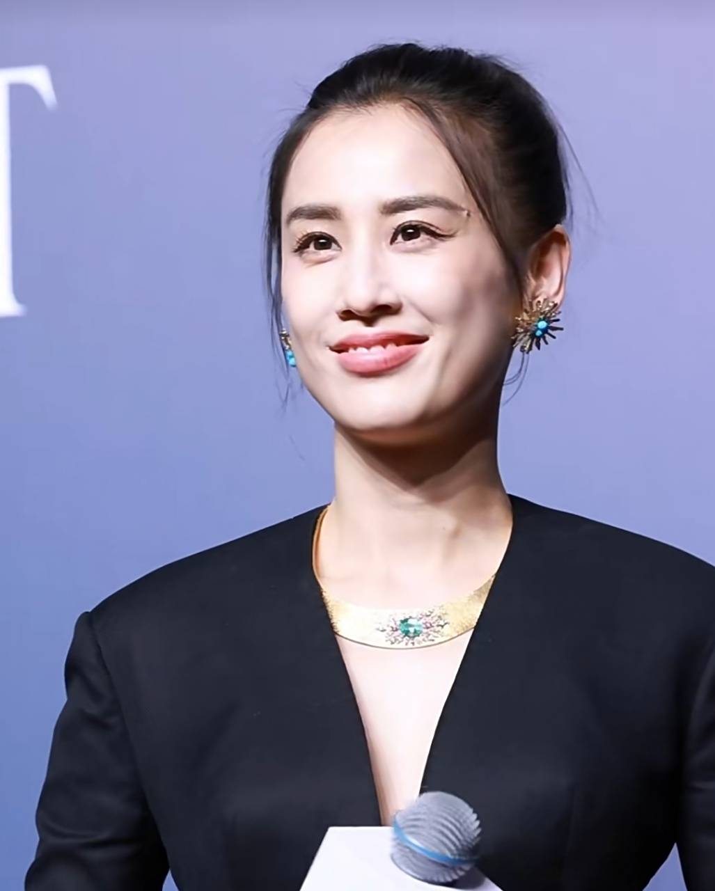 黄圣依在高清镜头下的脸部近景,脸上岁月痕迹遮不住,侧脸比较秀气,但