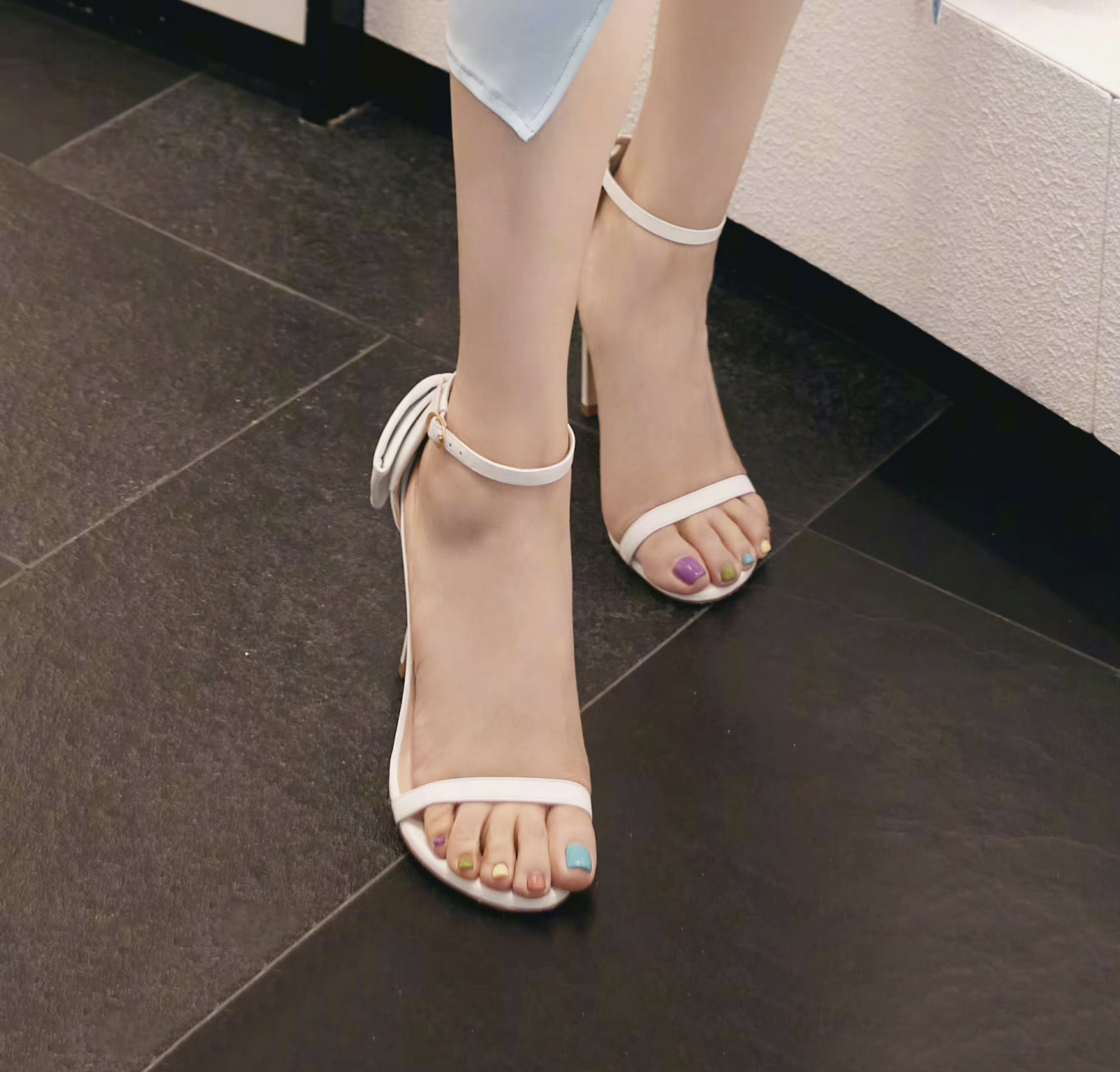 董璇脚上的彩虹美甲太好看了