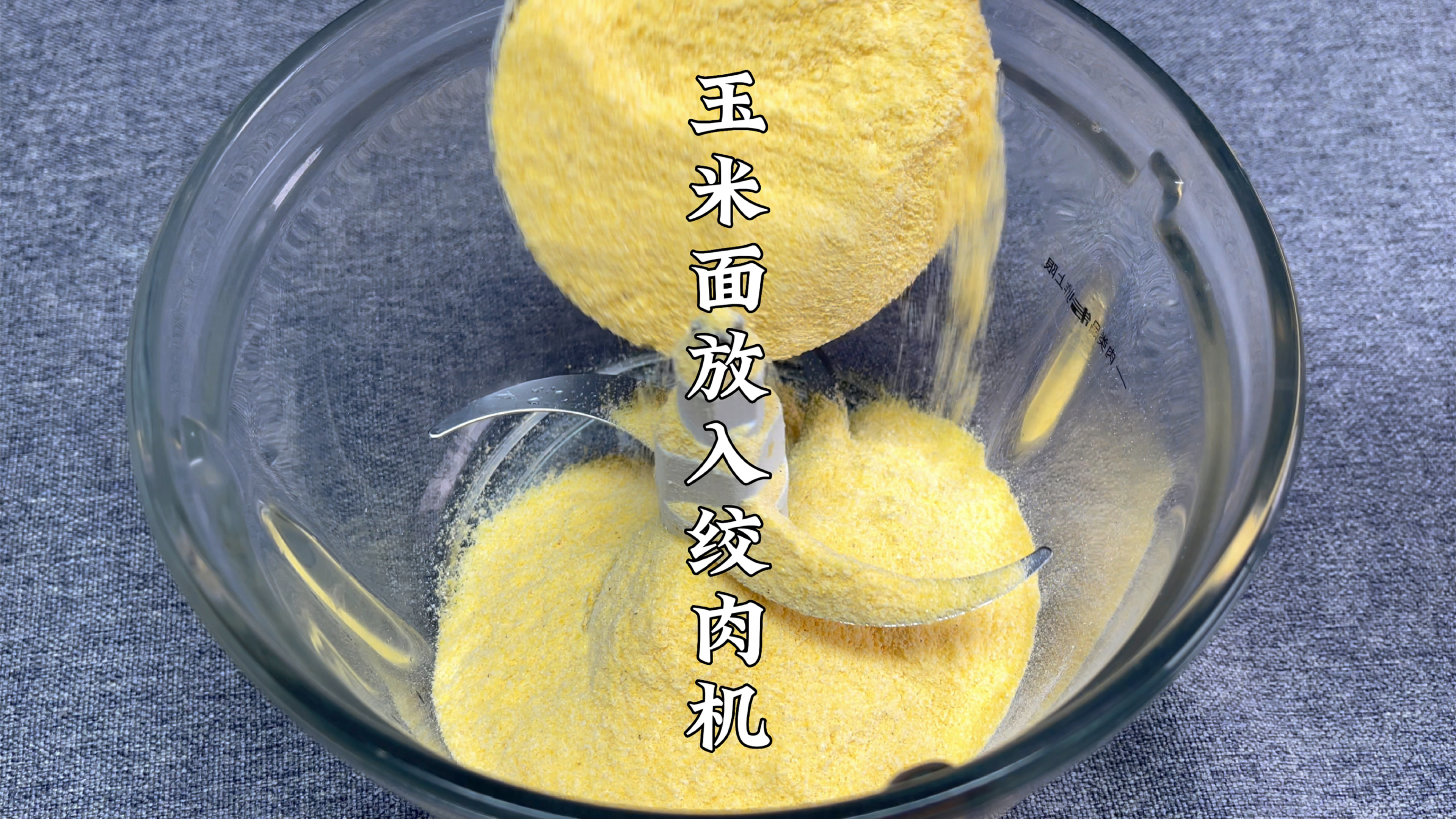 2勺玉米面4颗鸡蛋搅一搅,竟然能做出松软香甜的蛋糕,做法超简单