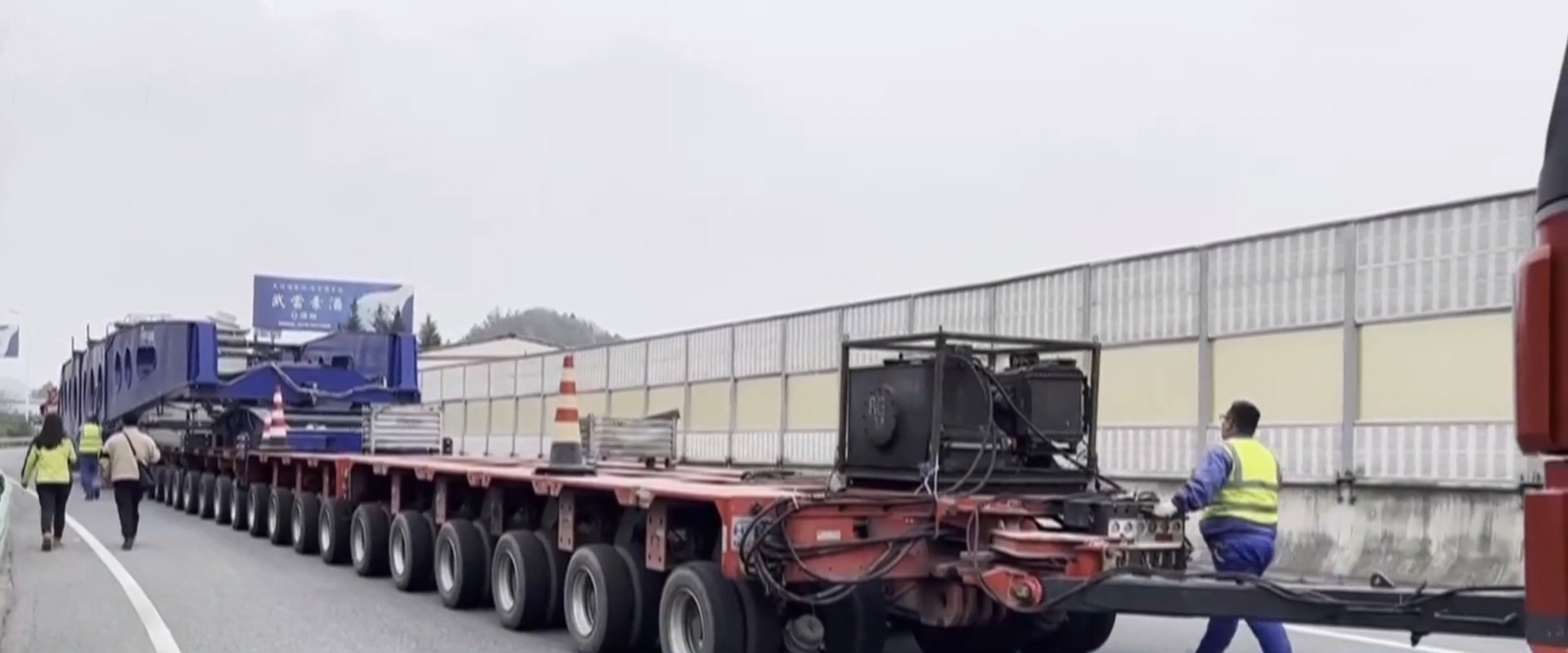 一辆长102米的超长巨无霸大件运输车,装载一台超重特高压变压器,从