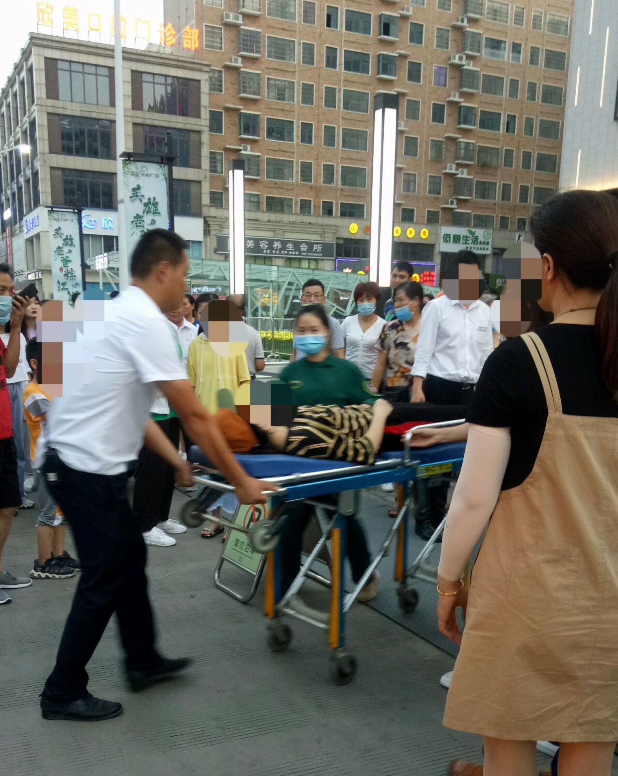 罗山西亚美悦广场一女子晕倒,幸得及时救护!