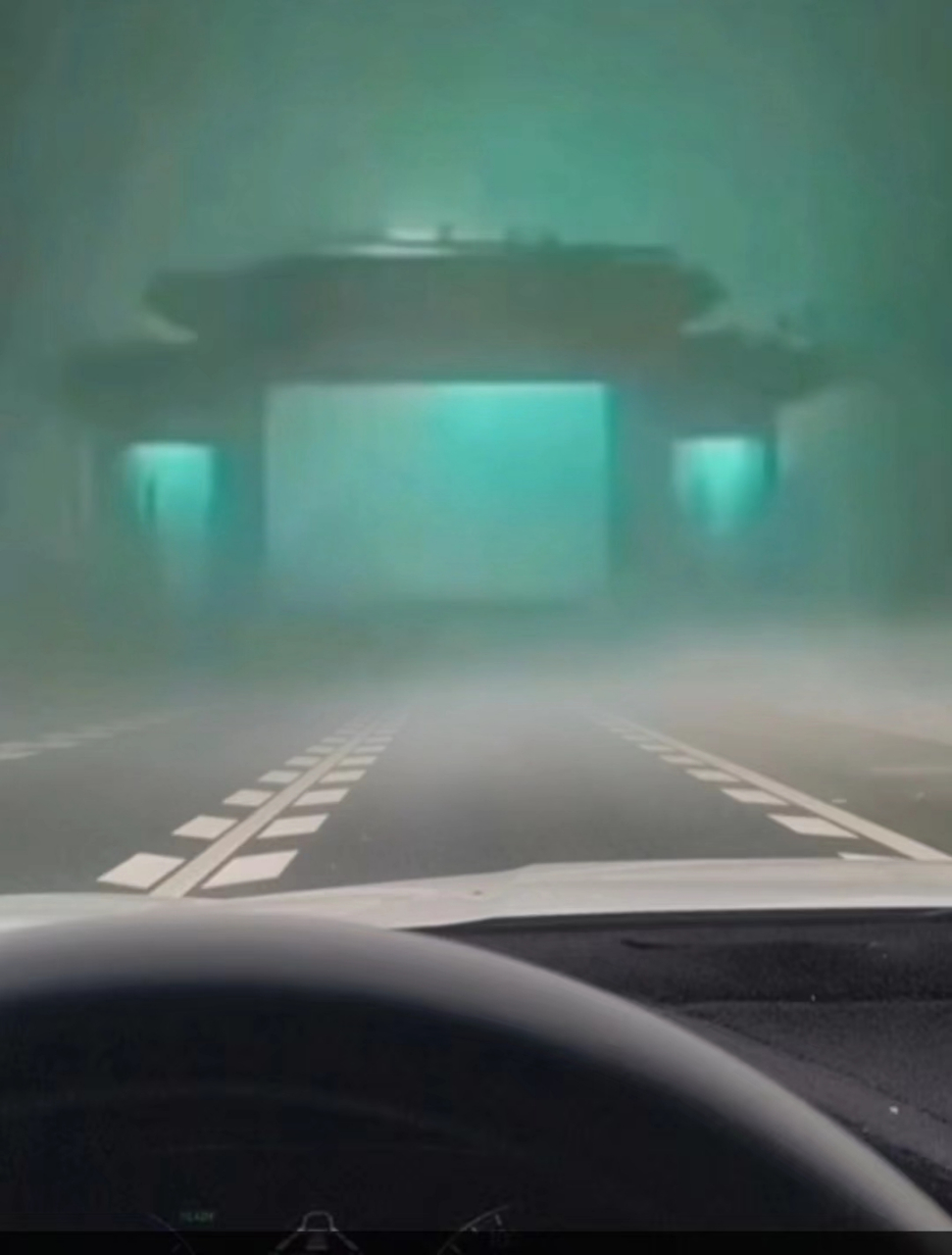 怎么看都像鬼门关[尬笑] 这是一位网友在自媒体上发出来的视频,大晚上