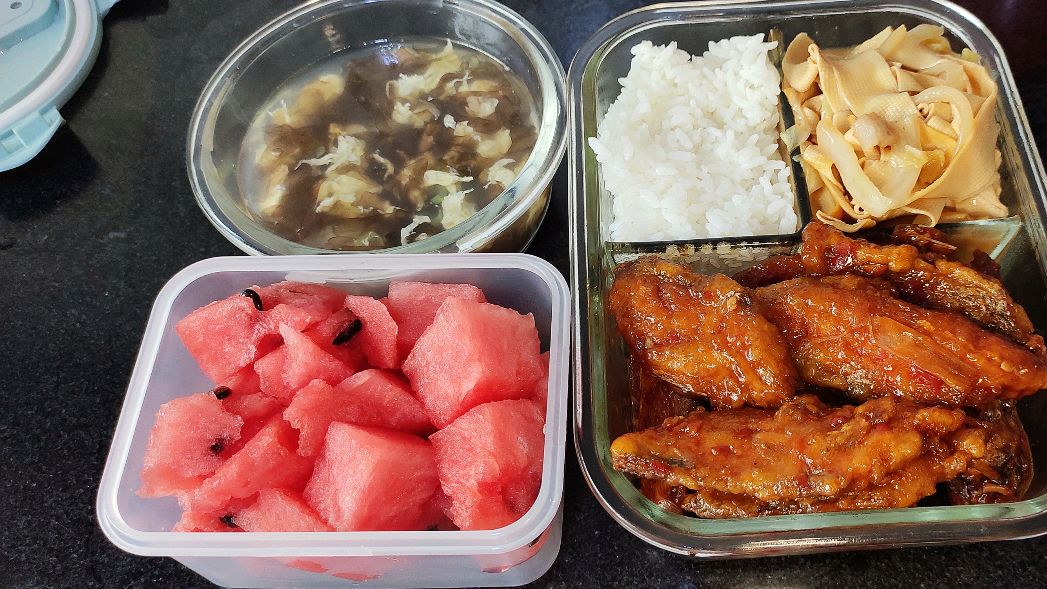 给老婆做便当的第十天,豆腐皮炒白菜,红烧带鱼,紫菜蛋花汤