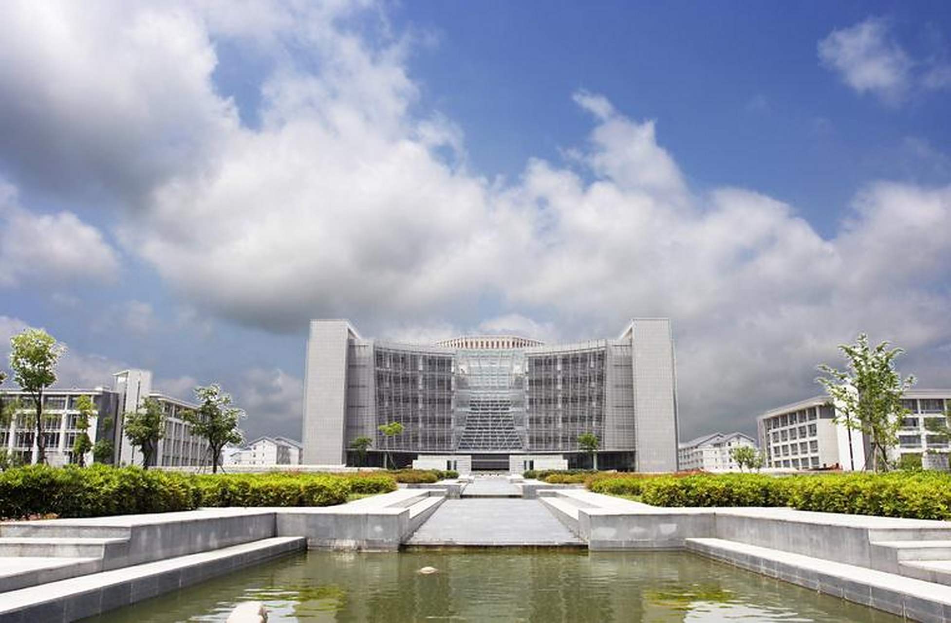 安徽大学,安徽省属高校,简称"安大",坐落于安徽合肥;是教育部与安徽省