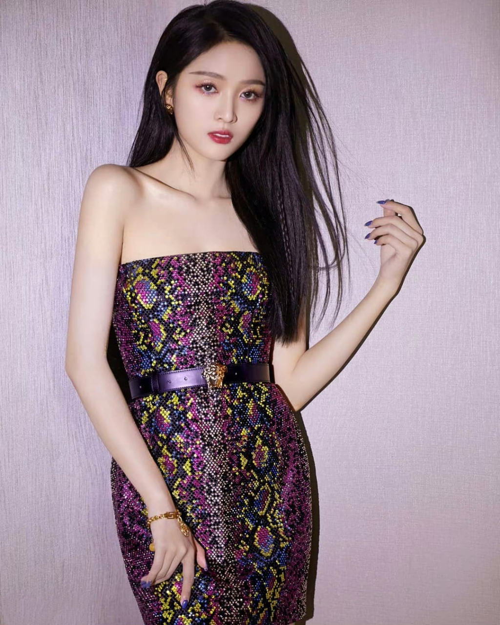 吴宣仪# 一袭亮片蛇纹抹胸包臀裙,清新脱俗的容颜,窈窕曼妙的身材