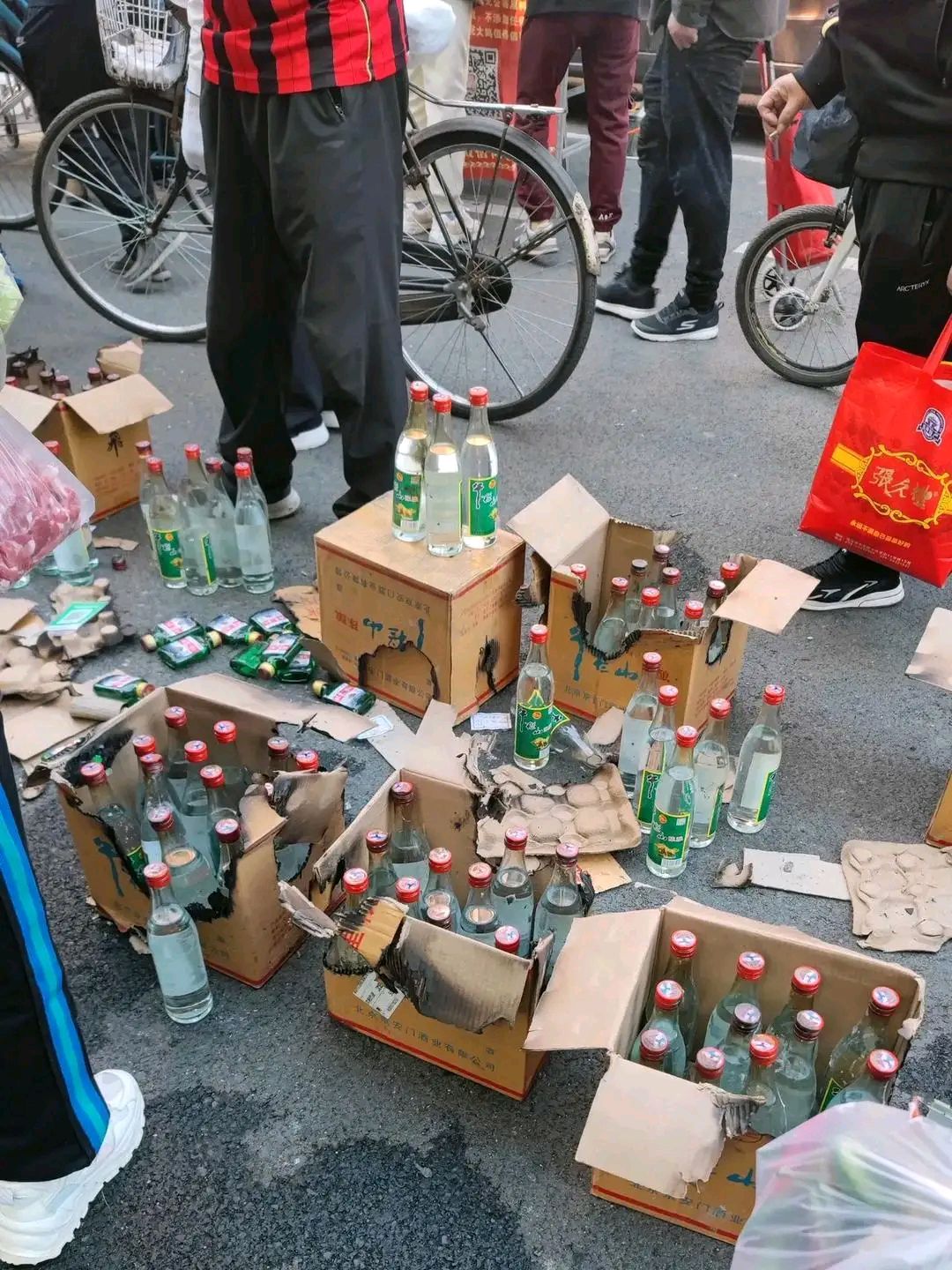 卖酒的说仓库着火了酒都烧了这酒便宜卖了二十元三瓶