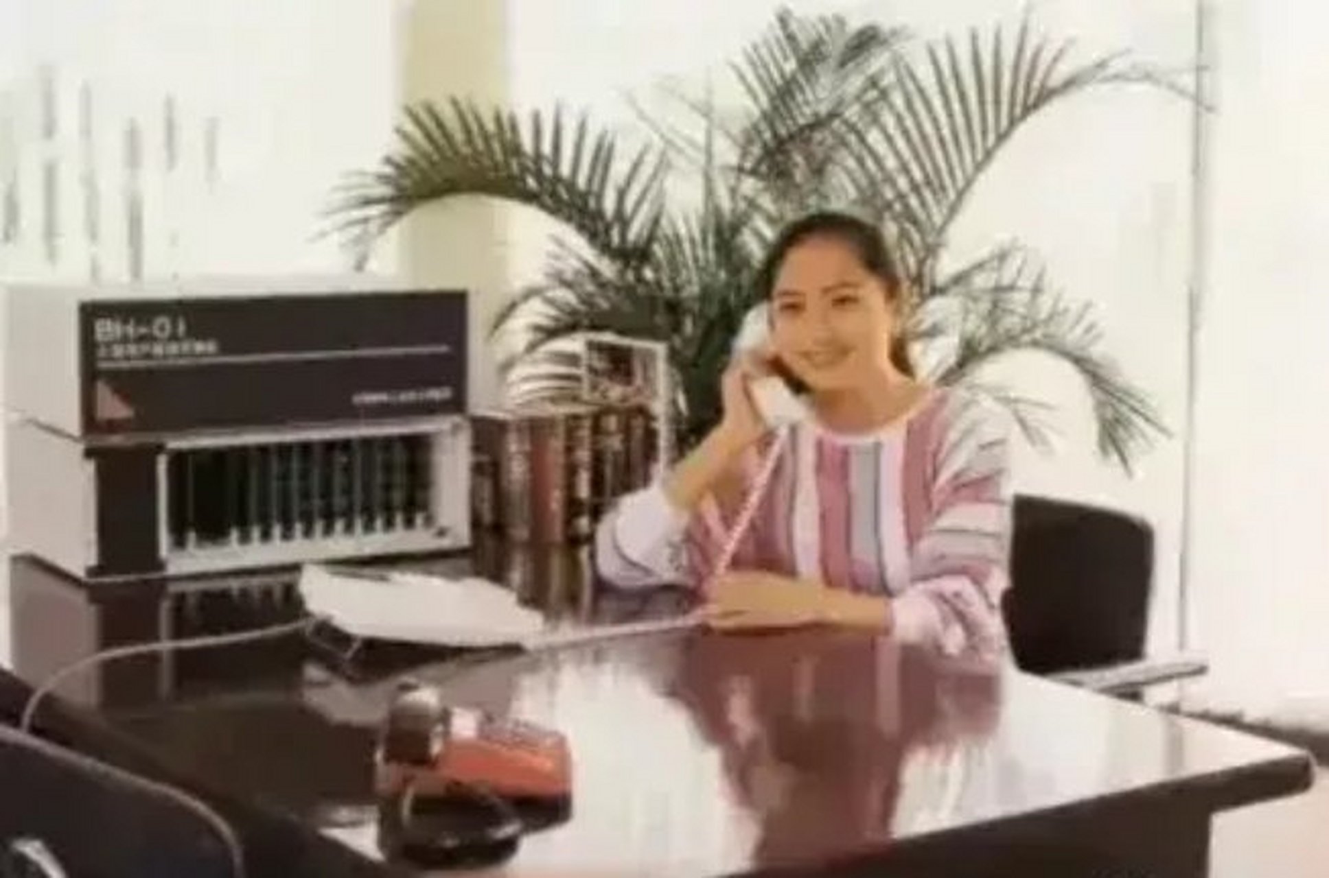 年轻时的孟晚舟面相温婉大气,她面对镜头从来都是笑,至始至终……而且