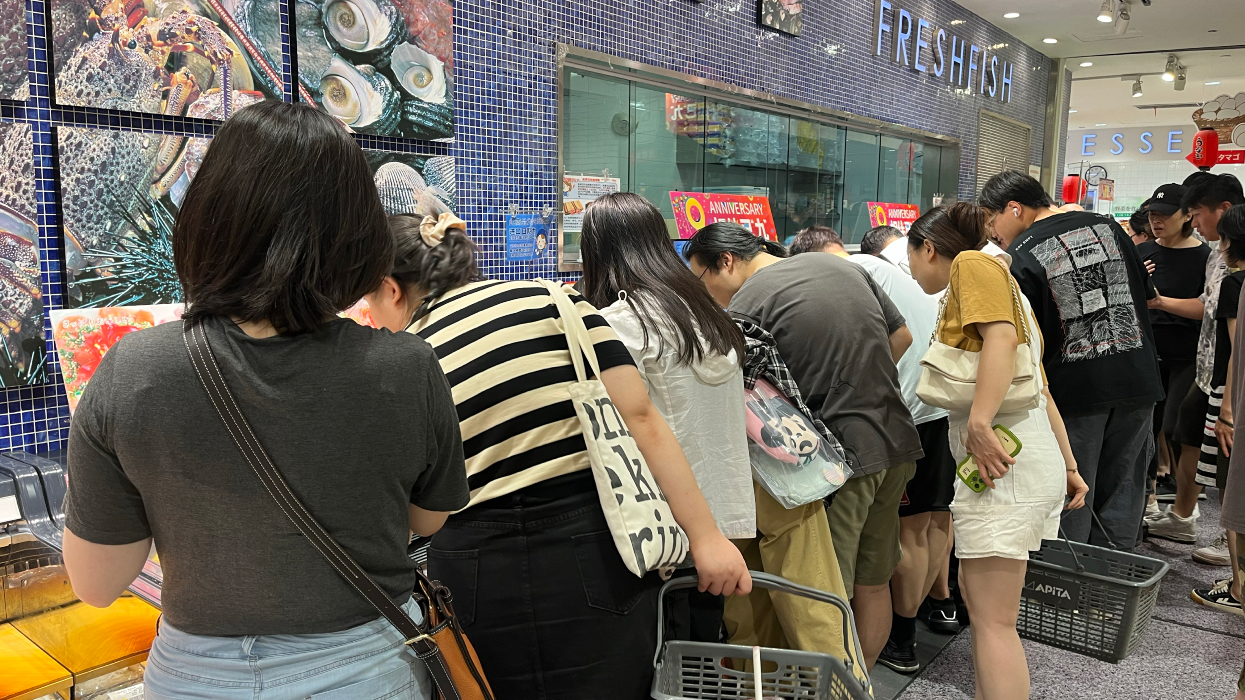 实拍上海最大日本超市,三文鱼寿司被疯抢,连买单都要排队?