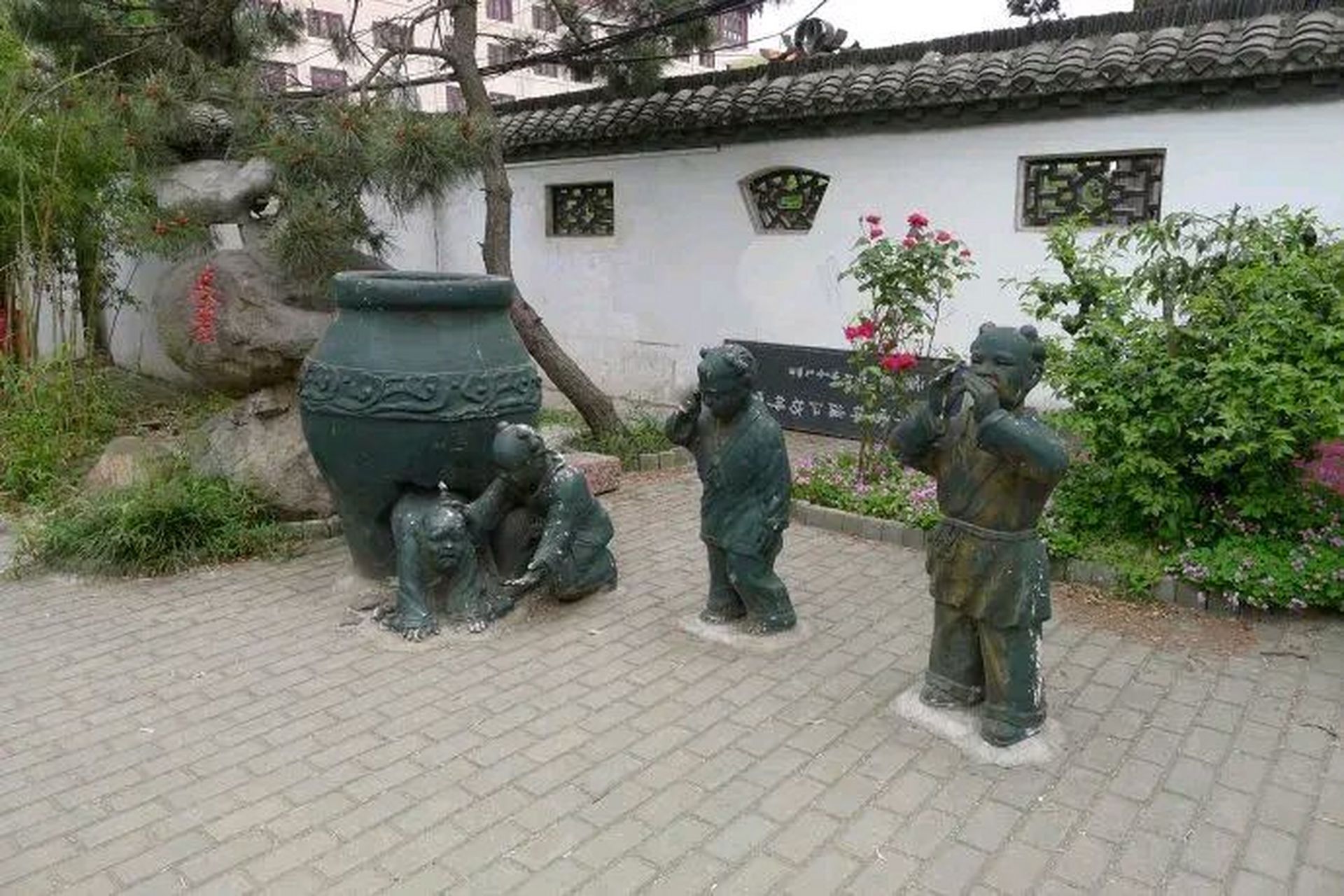 司马光砸缸救出的小孩叫上官尚,上官家族也是当地的名门望族,所以上官