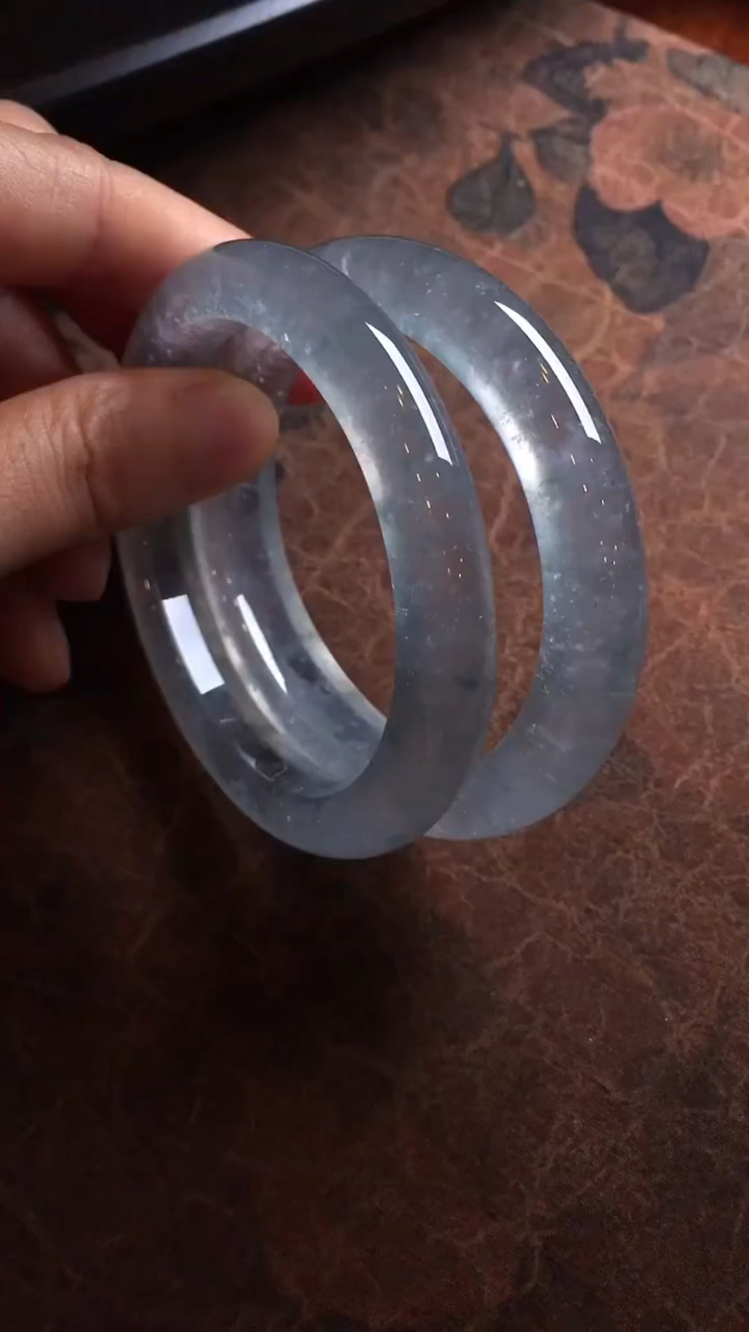 一对蓝钢翡翠手镯荧光四射