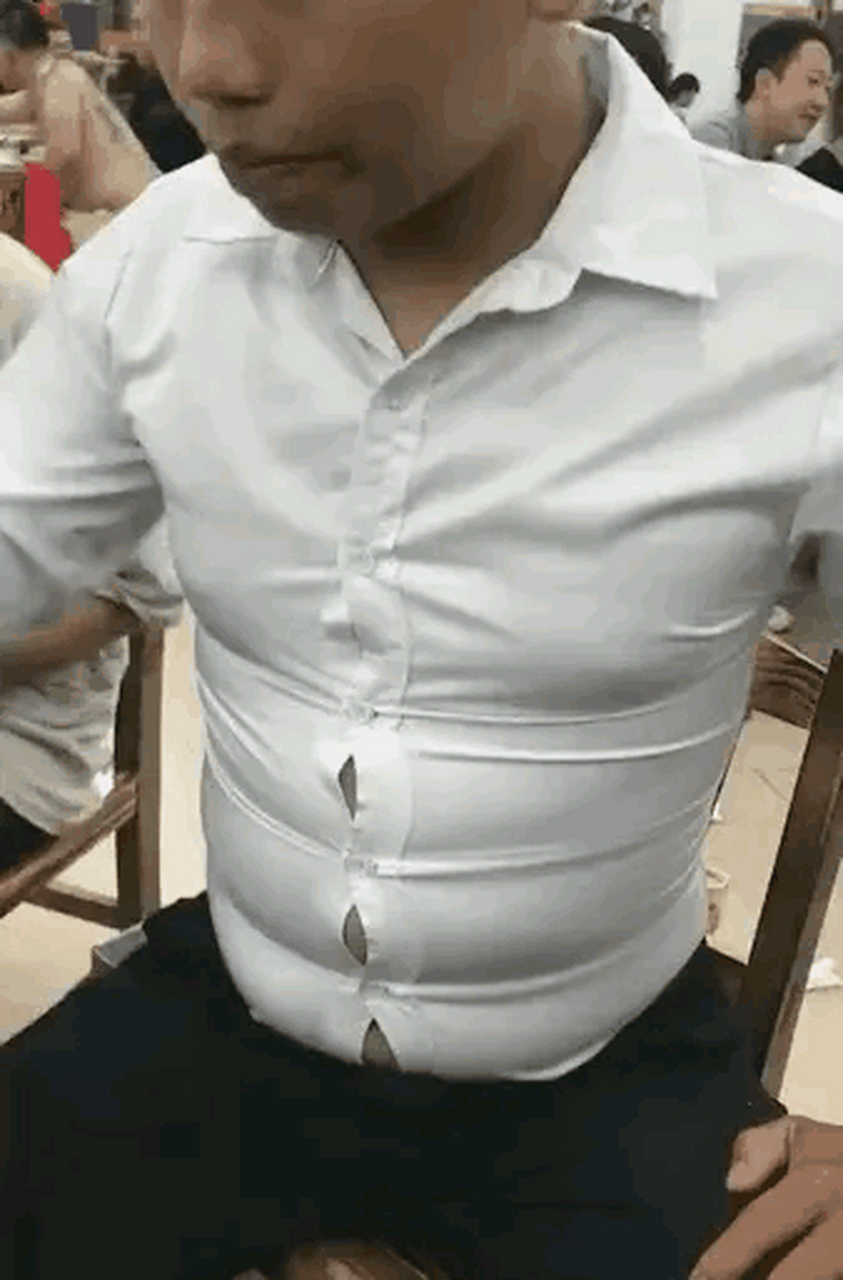 新同学超有梗#  小哥:唉!瞧我这无处安放的六块腹肌