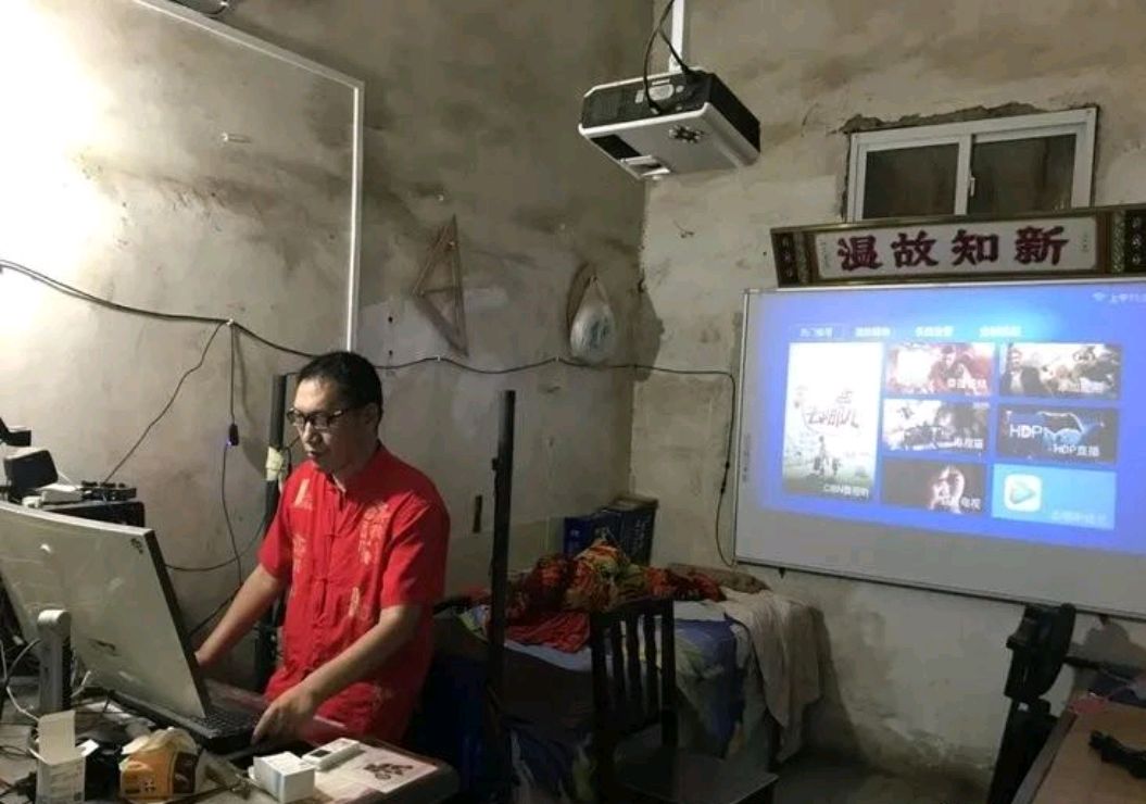 新野残疾人冯国柱:高位截瘫仍坚持教学 活着就要做一点事情