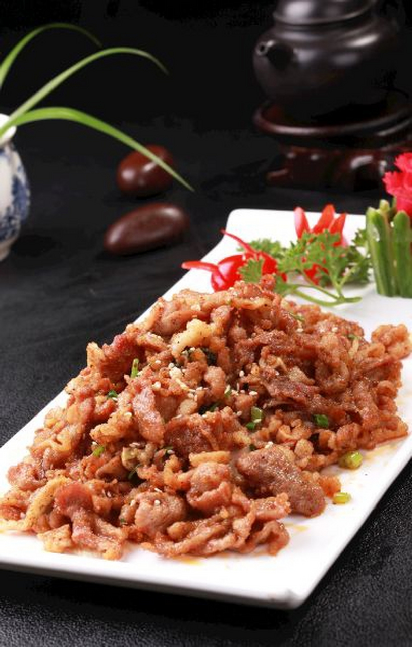 孜然羊肉是一道经典的西北菜,以其独特的香气和美味而闻名.