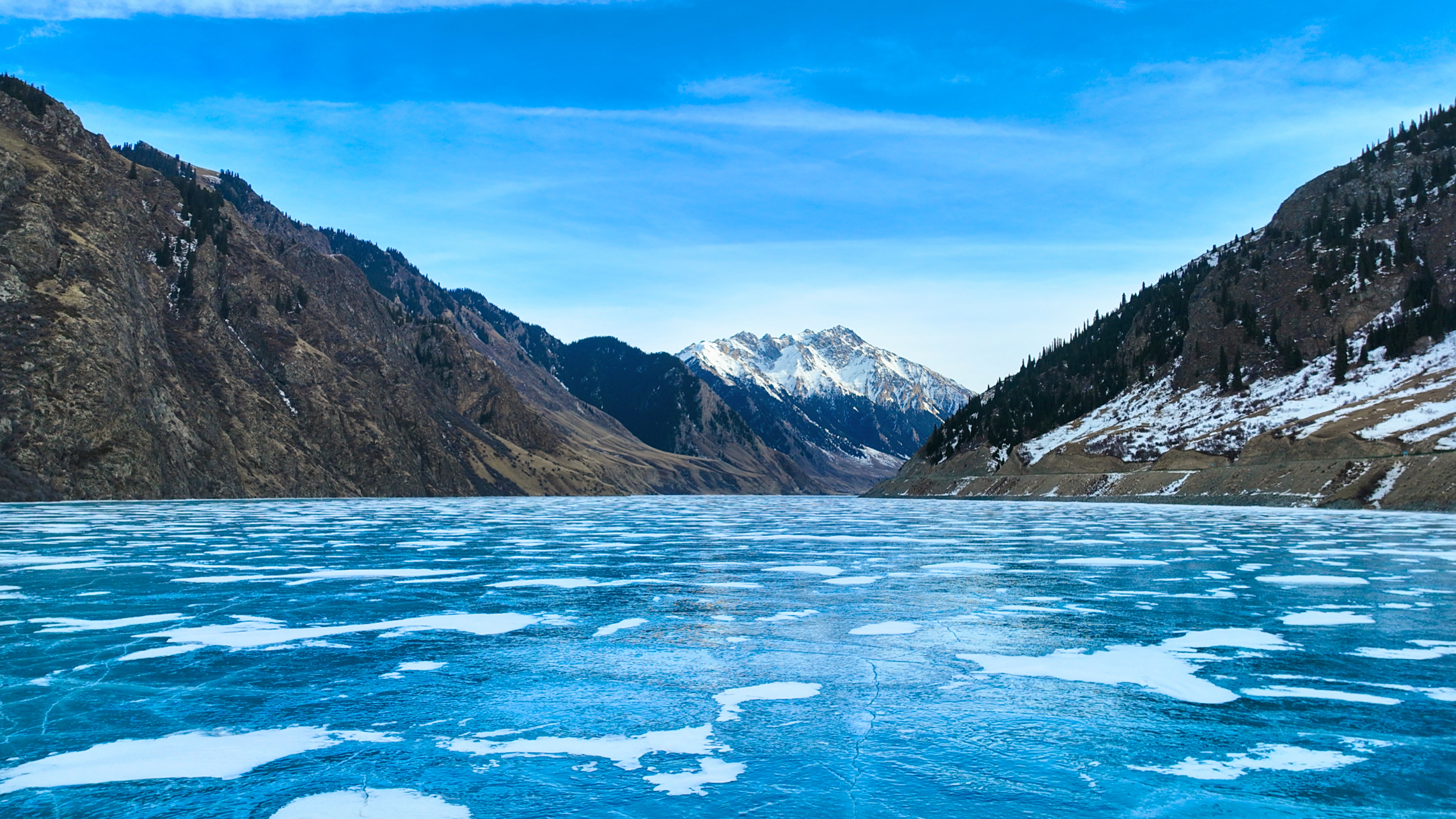 在阳光的照射下,整个湖面呈现出了罕见的蓝冰.