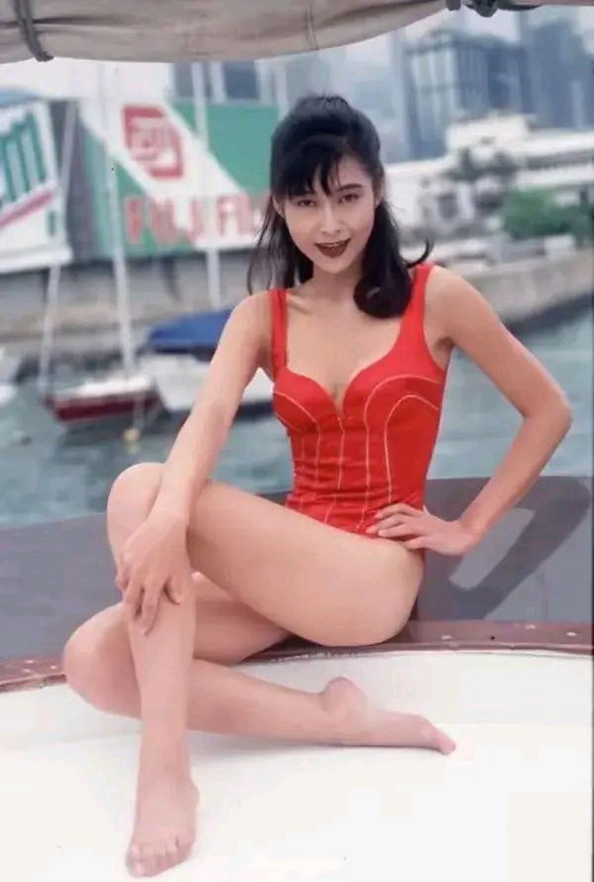年轻时的叶玉卿的泳装照,那时的叶玉卿五官精致,身材风韵有致,有着万