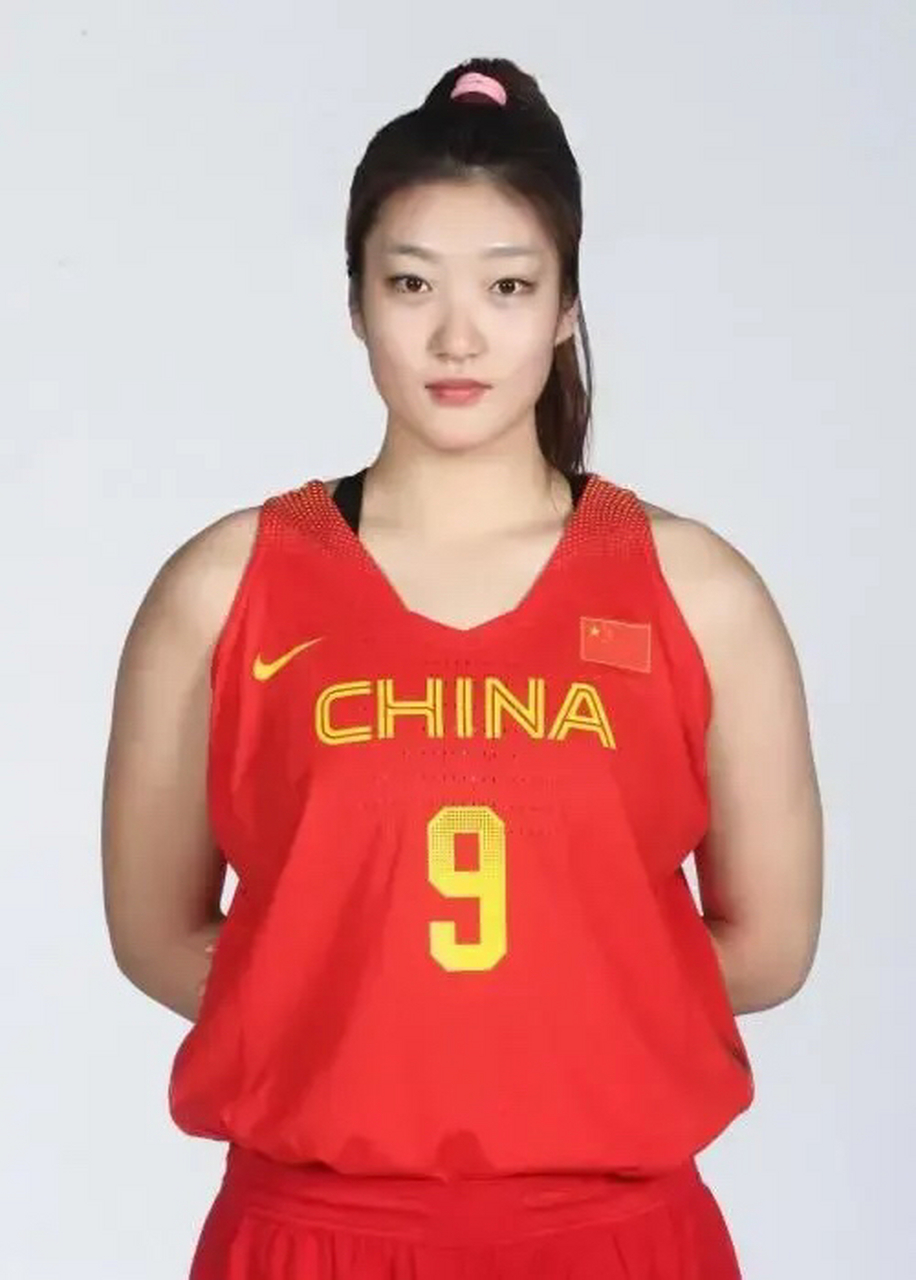朱婷中国女排一姐效力于意大利超级联赛,李梦中国女篮一姐效力于美国
