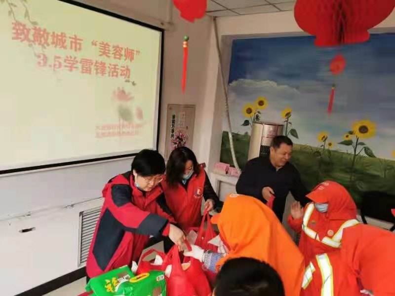 沙河口區星海灣街道傳承雷鋒精神 為環衛工送溫暖共建美麗社區