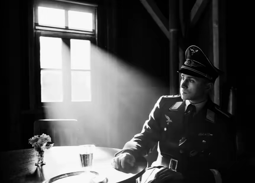 当人性冲破牢笼后,高分电影《冒牌上尉》告诉你会变成什么