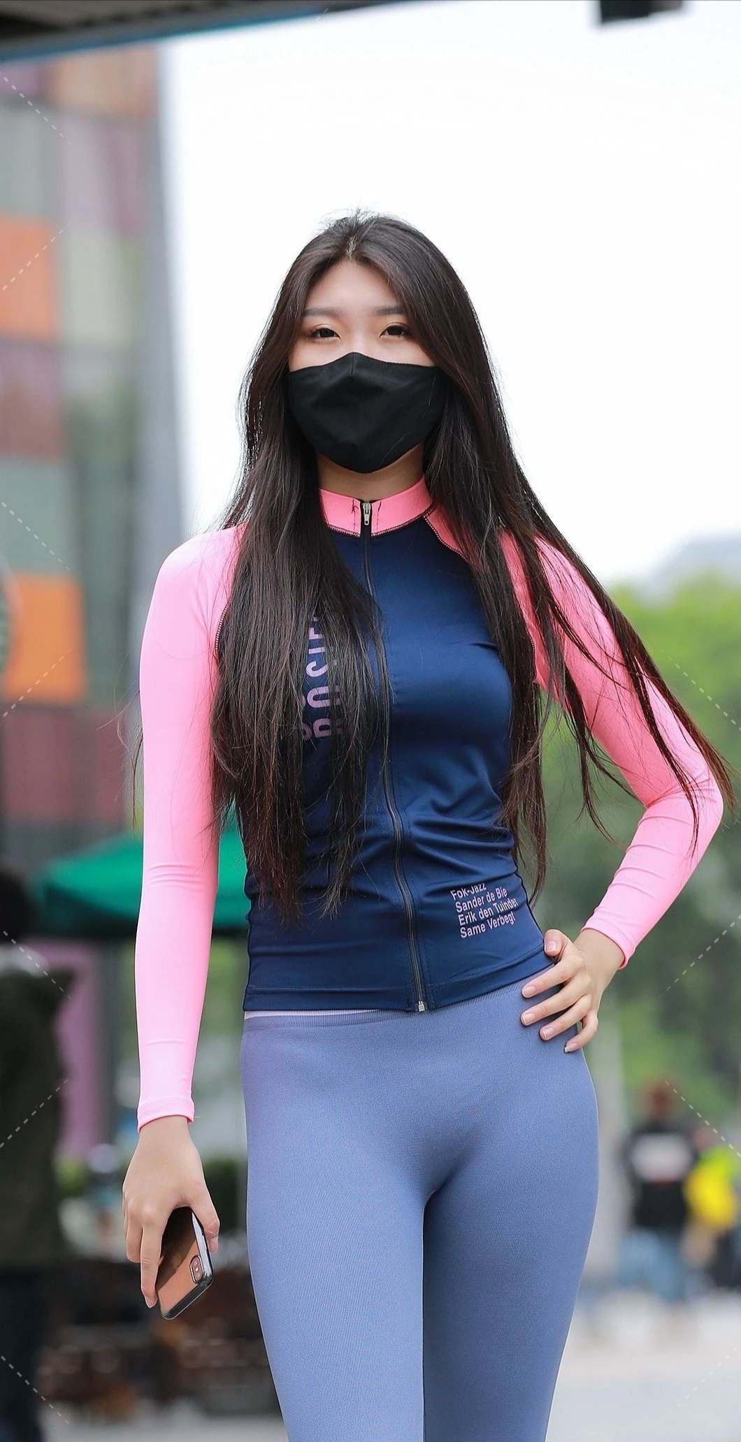 街拍:健身美女,紧身裤凸显完美身材