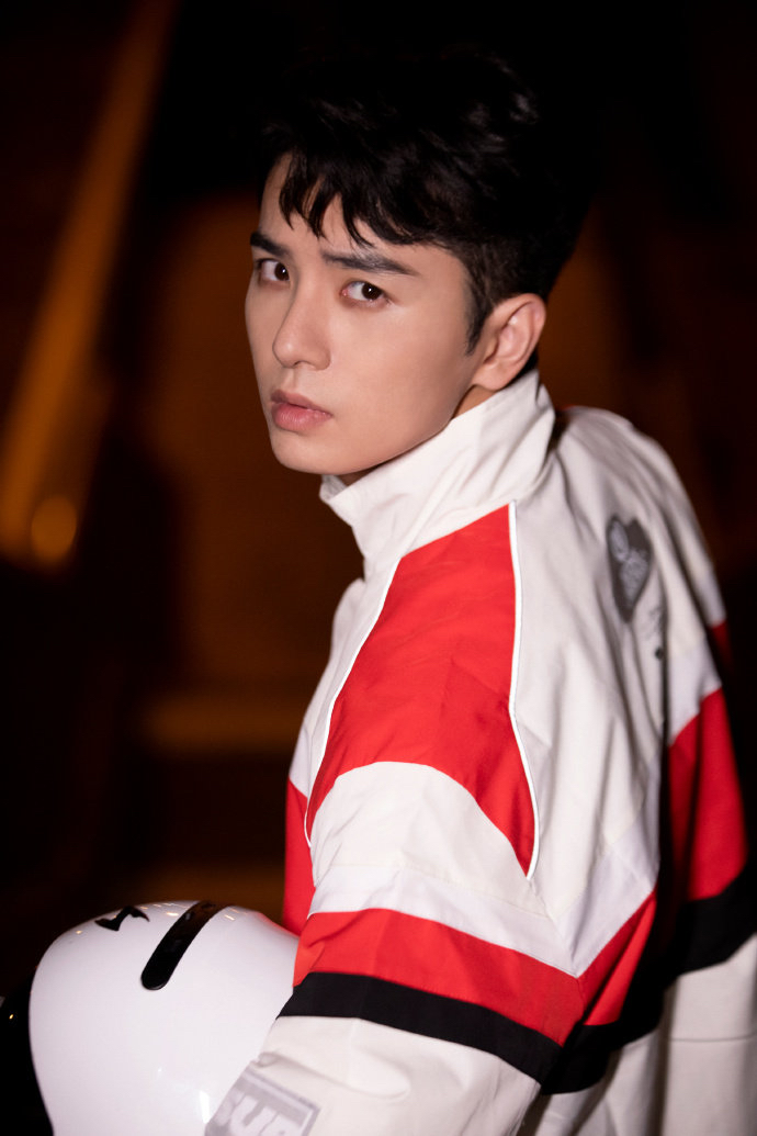 吴希泽晒出机车造型酷飒有型,氛围感分分钟拉满了!