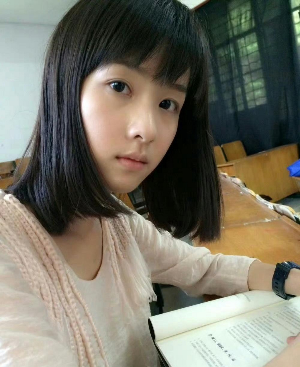 美美的邻家女孩形象,一双漂亮有神的眼睛,清纯中透着可爱,怪不得能和"