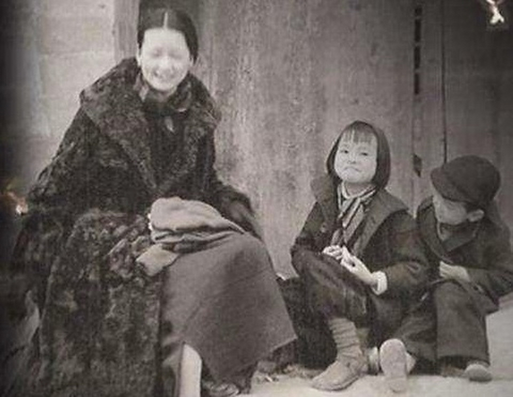 林徽因与女儿梁再冰,儿子梁从诫雪中合影,不知道说起了什么,笑得很