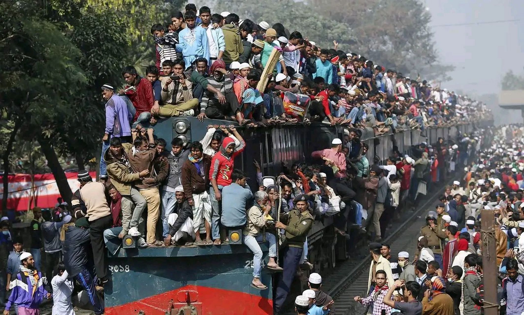 印度列车相撞事故已致死伤超千人 6月2日当天,一列客运列车在印度东部