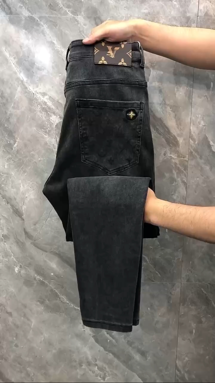 lv路易威登黑色牛仔裤开箱啦,今年最火的一款-度小视