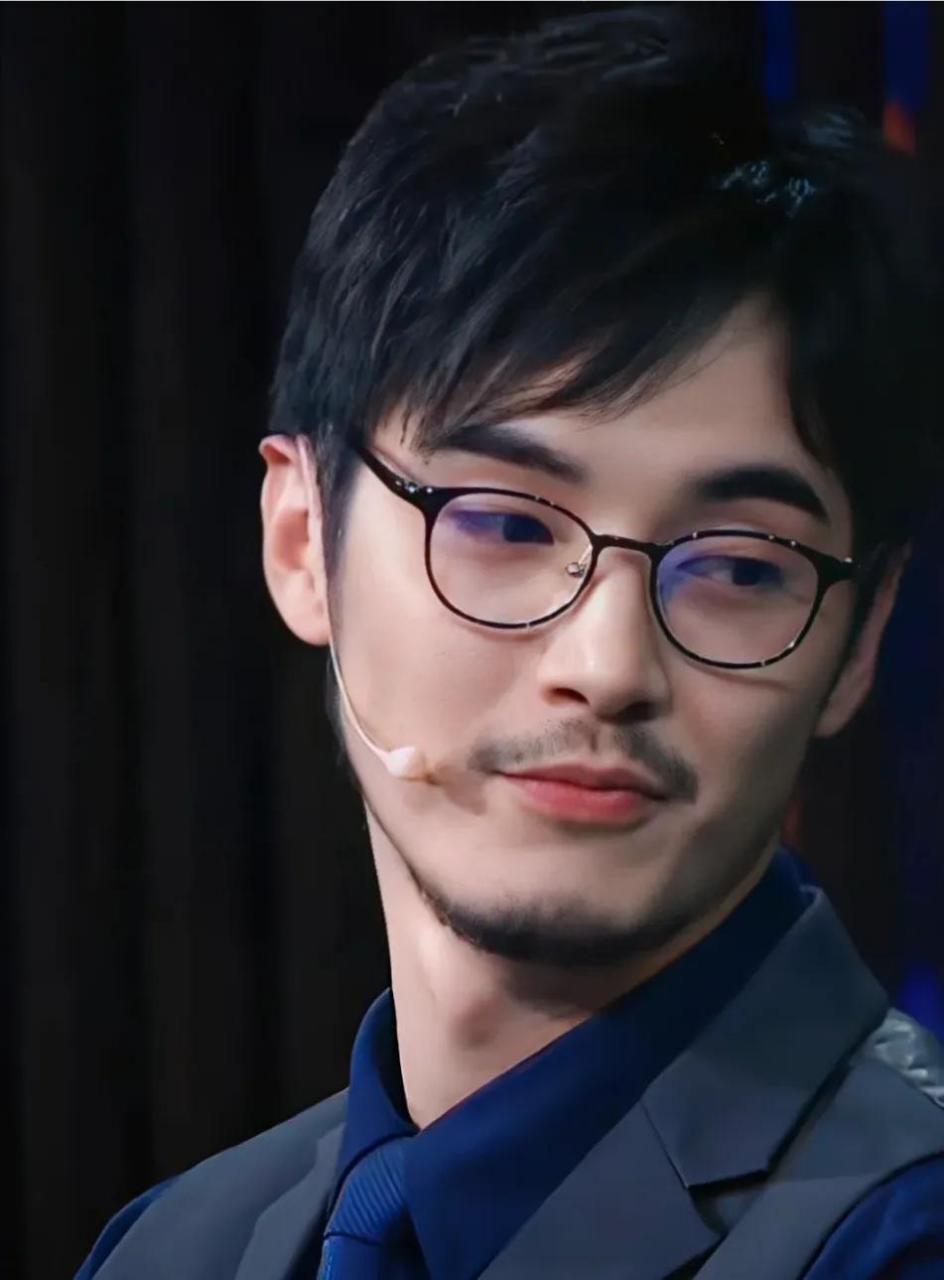 金世佳和李沁曾经是一对恋人,但现在已经分道扬镳,不再有任何联系.