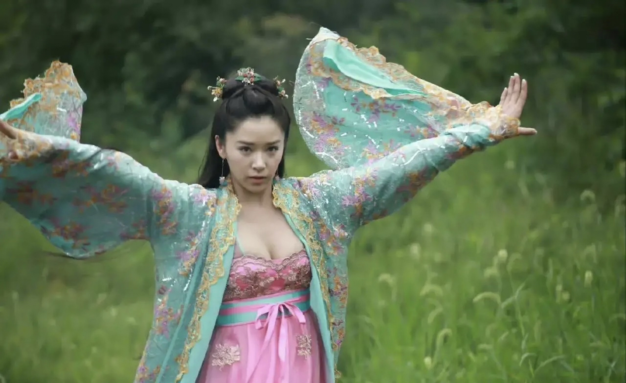 阚清子扮演的慕容清子精气神都很不错,但是我更喜欢她的这身造型,太有