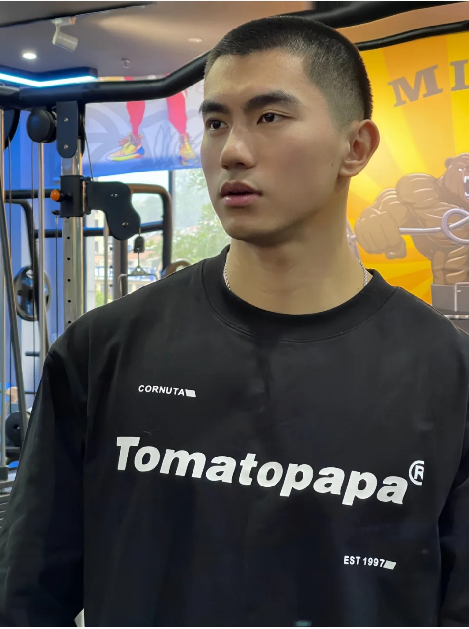 直男气息爆棚的寸头肌肉帅哥,他一身肌肉凹凸有致阳刚之气十足,留着寸