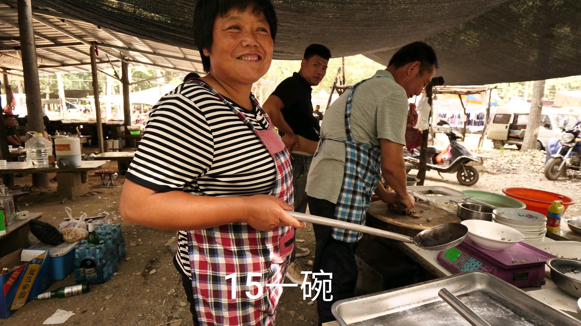 农村赶集喝羊肉汤,60一斤,15一大盆,喝个小酒真舒服