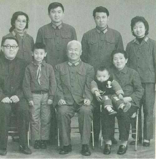 他17岁参加革命,55年授上将军衔,儿子后来却被批死刑